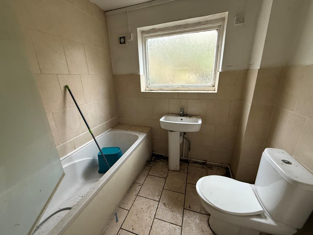 Lot: 165 - FOUR-BEDROOM HOUSE FOR REFURBISHMENT - Bsthroom